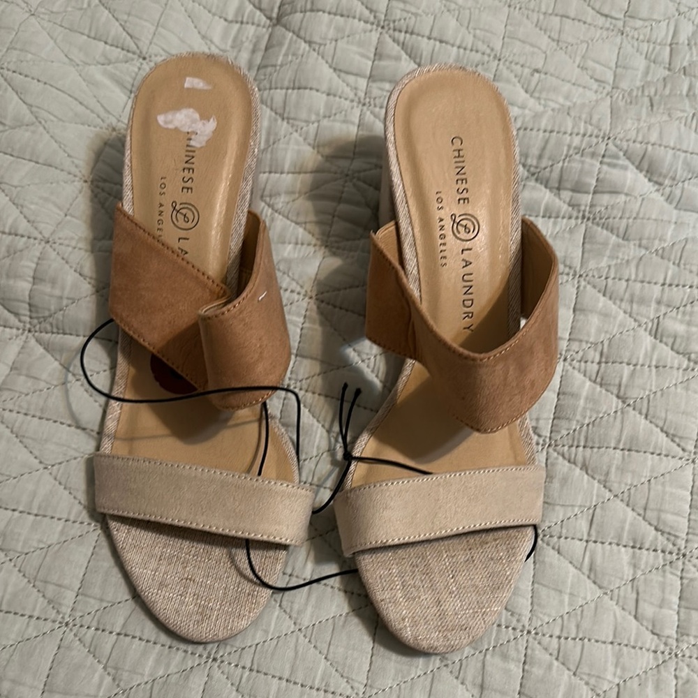 Chinese Laundry Tan and Cream Slide Sandals new